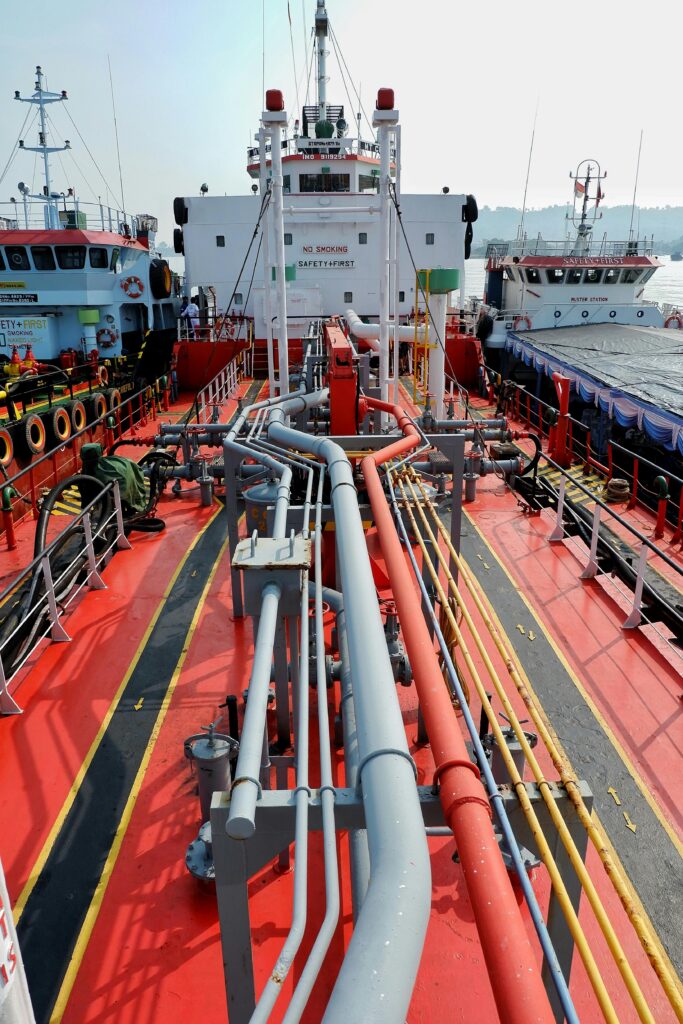 Tanker deck with cargo pipelines